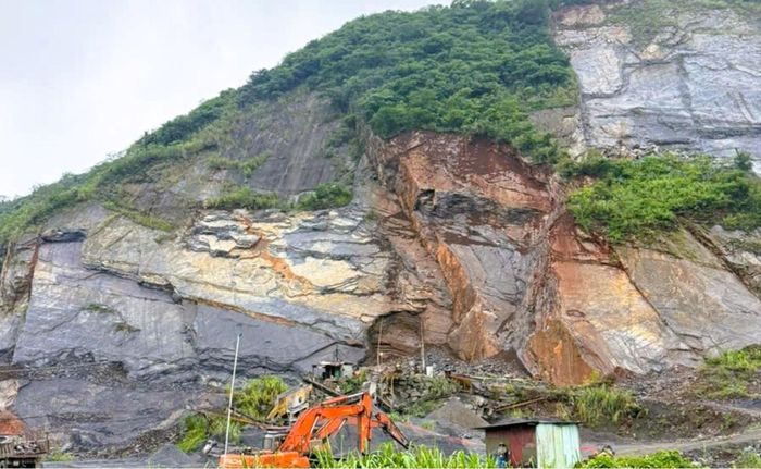 Một vệt sạt trượt lớn từ trên núi đá đổ xuống khu vực công nhân làm việc dưới chân núi.