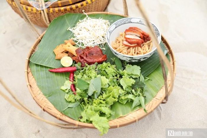 Những món ăn quen thuộc như mì Quảng, bánh xèo, bánh tráng cuốn thịt heo, cao lầu... được giới thiệu trong không gian lễ hội bên biển Đà Nẵng.