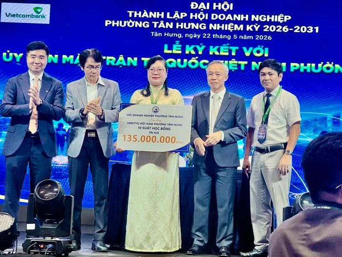 Dịp này hội trao 10 suất học bổng con em khó khăn trên địa bàn phường. Ảnh: QUỐC HÙNG