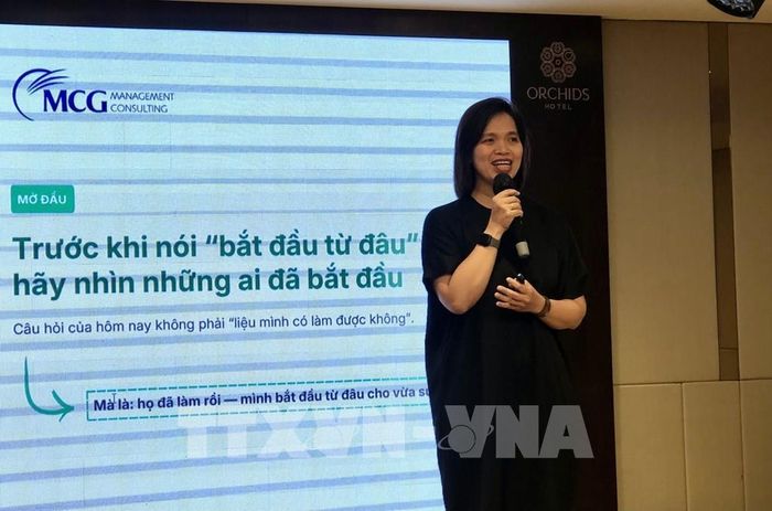 Bà Nguyễn Cẩm Chi, Giám đốc Khối tư vấn phát triển bền vững, Công ty Tư vấn và quản lý MCG chia sẻ giải pháp ESG. Ảnh: Mỹ Phương - TTXVN