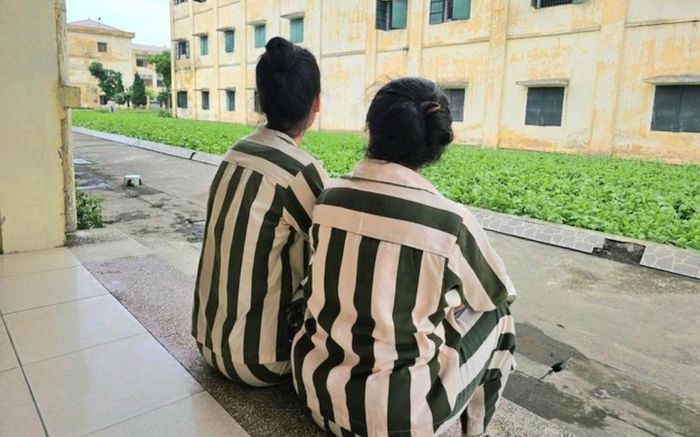 Phạm nhân Lê Hoàng Yến (bên phải) mong ngày ra tù được ở bên mẹ và các con