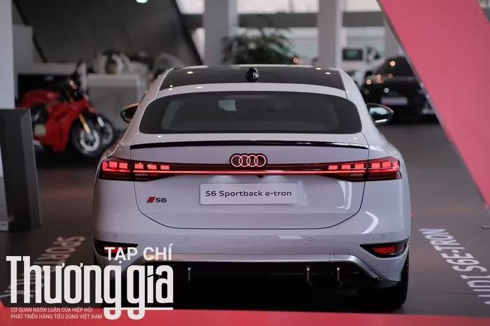 Về sức mạnh, Audi S6 e-Tron được trang bị hai motor điện trước và sau với tổng công suất 496 mã lực và có thể nâng lên 543 mã lực khi bật Launch Control. Pin của Audi S6 e-Tron cũng có thể di chuyển liên tục 678 km sau mỗi lần sạc đầy (theo chuẩn WLTP)