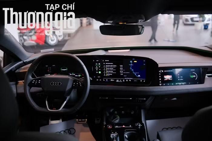 Thiết kế bên trong xe theo hướng hiện đại, tiện nghi với màn hình Virtual Cockpit sau vô lăng kích thước 11,9 inch, màn hình cảm ứng trung tâm MMI 14,5 inch và màn hình phụ cho hành khách kích thước 10,9 inch.