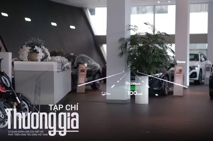 Điểm nổi bật nhất ở vị trí người lái là hệ thống HUD hiển thị kính lái với nhiều thông tin đa dạng, giao diện đồ họa trực quan và kích thước lớn khiến cho việc quan sát khi lái xe trở nên dễ dàng hơn