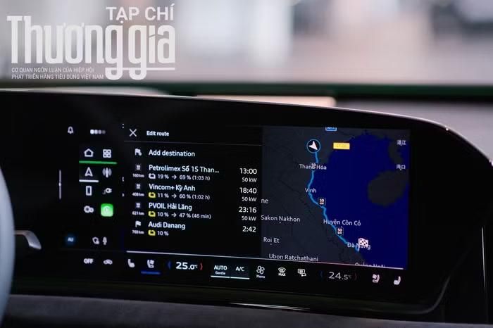 Màn hình MMI trên Audi S6 e-Tron có tích hợp bản đồ hỗ trợ xác định các điểm sạc trên lộ trình dài. Ngoài ra, màn hình cũng sẽ tính toán thời gian sạc dự kiến cho chủ xe. Một điểm thú vị là Audi S6 e-Tron có hệ thống TMS (Hệ thống quản lý nhiệt độ pin) sẽ chủ động sử dụng hệ thống làm mát chất lỏng để giảm dần nhiệt độ của pin đến mức tối ưu trước khi đến điểm sạc. Điều này sẽ giúp các lái xe chủ động hơn trong việc lựa chọn điểm dừng nghỉ khi đi xa để sạc pin cho xe