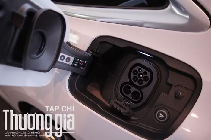 Để thuận tiện cho việc sạc, Audi S6 e-Tron có 2 cổng sạc AC/DC ở hai bên hông xe, nắp đậy cổng sạc có thể đóng/mở tự động thông qua thao tác ấn. Với nền tảng 800V, Audi S6 e-Tron có thể hỗ trợ sạc nhanh lên tới 270 kW và có thể sạc từ 20-80% pin chỉ trong 20 phút