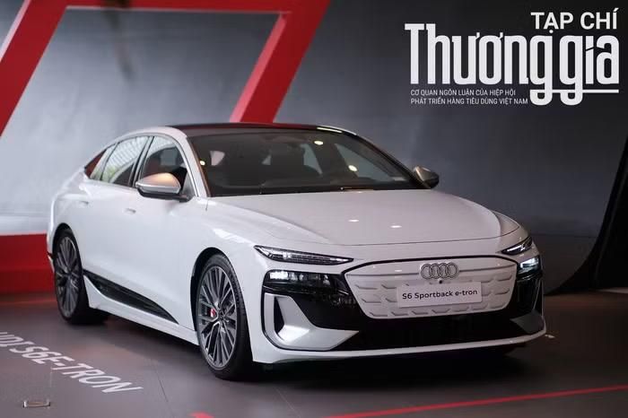  Hiện nay Audi S6 e-Tron đang có giá bán 4,199 tỷ và khách hàng mua xe sẽ được miễn phí sạc 2 năm và tặng kèm bộ sạc tại nhà công suất 22 kW 