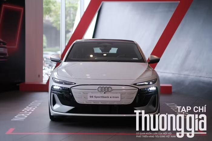 Audi S6 e-Tron sở hữu thiết kế ngoại thất hiện đại, trẻ trung và mang đậm DNA của Audi với lưới tản nhiệt mới, đèn chiếu sáng LED Matrix
