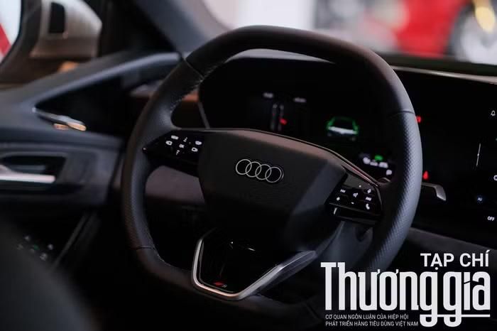 Vô-lăng vát đáy D-cut thể thao tích hợp các nút điều chỉnh của hệ thống an toàn chủ động ADAS