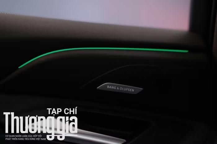 Không chỉ nổi bật với ánh sáng bên ngoài, Audi S6 e-Tron còn có cả hệ thống đèn LED không gian nội thất bên trong