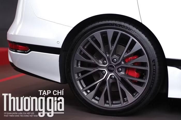 Để tăng tính thể thao và cảm giác lái ổn định, Audi S6 e-Tron được trang bị bộ vành hợp kim đa chấu kích thước 21 inch cùng với bộ lốp Michelin kích thước 245/40 R21 ở phía trước và 275/30 R21 ở phía sau. Ngoài ra, xe cũng được trang bị hệ thống treo khí nén cho phép nâng hạ gầm tùy theo chế độ lái