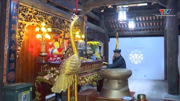 Không gian thờ tự bên trong Đền Đồng Cổ với linh vật trống đồng đặt trang trọng, biểu tượng gắn với tín ngưỡng thờ thần Đồng Cổ và văn hóa Đông Sơn.