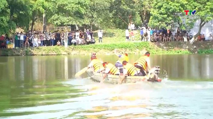 Đua thuyền là hoạt động sôi nổi trong phần hội Đền Đồng Cổ, góp phần tạo nên không khí lễ hội đặc sắc và gắn kết cộng đồng địa phương.