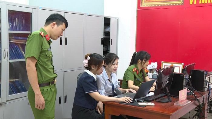Công an xã Thọ Xuân tham gia đợt cao điểm làm giàu, làm sạch dữ liệu quốc gia về đất đai.