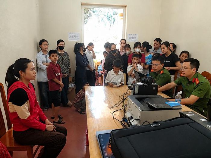 Công an xã Thạch Bình làm căn cước công dân cho người dân.