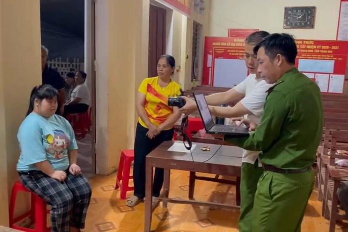 Vào buổi tối, Công an xã Thạch Bình xuống nhà văn hóa thôn làm căn cước công dân cho công dân .