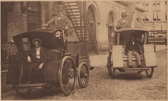 Những chiếc xe điện chạy bằng pin bên ngoài Nhà hát Opera Metropolitan cũ trên đường 39 ở Manhattan năm 1898. Những chiếc xe này từng là những chiếc taxi đầu tiên ở thành phố New York. Nguồn ảnh: New-York Tribune.
