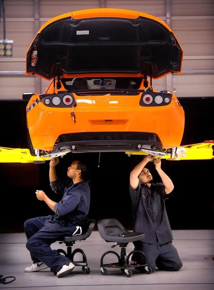 Các kỹ thuật viên đã lắp ráp một chiếc Tesla Roadster tại nhà máy của công ty ở Menlo Park, California, vào năm 2008. Nguồn: The New York Times.
