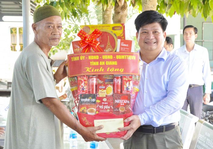 Đồng chí Tống Phước Trường, Ủy viên Ban Thường vụ Tỉnh ủy, Trưởng ban Tuyên giáo và Dân vận Tỉnh ủy chúc tết, tặng quà thánh đường AL Mukarramah.