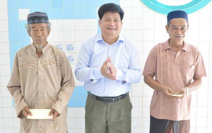 Đồng chí Tống Phước Trường, Ủy viên Ban Thường vụ Tỉnh ủy, Trưởng ban Tuyên giáo và Dân vận Tỉnh ủy tặng quà người có uy tín, gia đình chính sách, gia đình đồng bào Chăm tiêu biểu tại thánh đường Muslimin.
