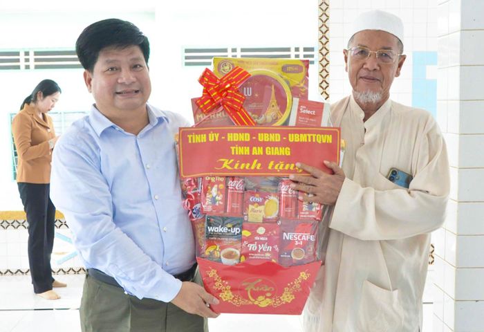 Đồng chí Tống Phước Trường, Ủy viên Ban Thường vụ Tỉnh ủy, Trưởng ban Tuyên giáo và Dân vận Tỉnh ủy thăm, chúc Tết Roya Haji năm 2026 tại thánh đường Muslimin.