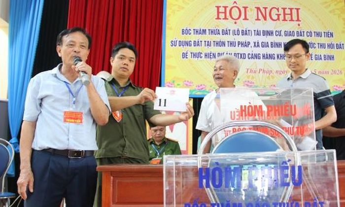 Người dân thôn Thủ Pháp xác định số thứ tự để tiến hành bốc thăm lô đất tái định cư.
