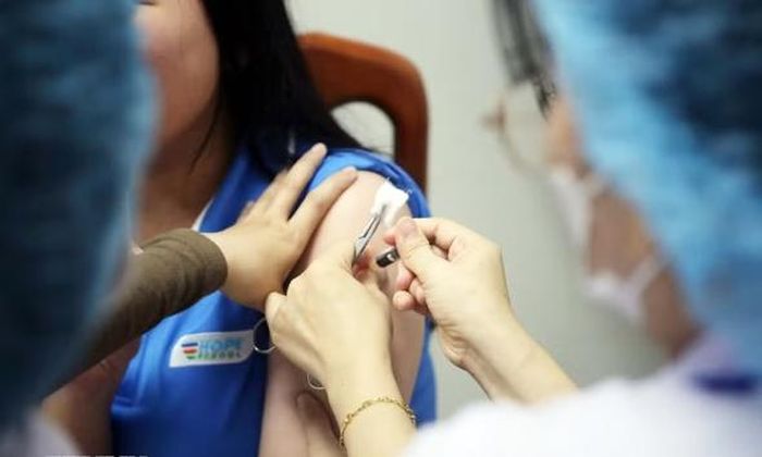 Tiêm vaccine phòng virus HPV miễn phí cho trẻ em gái.
