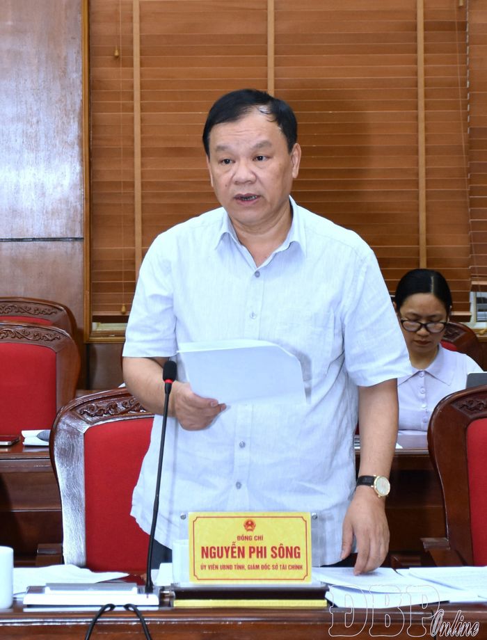 Lãnh đạo Sở Tài chính trình bày nội dự thảo thuộc thẩm quyền.
