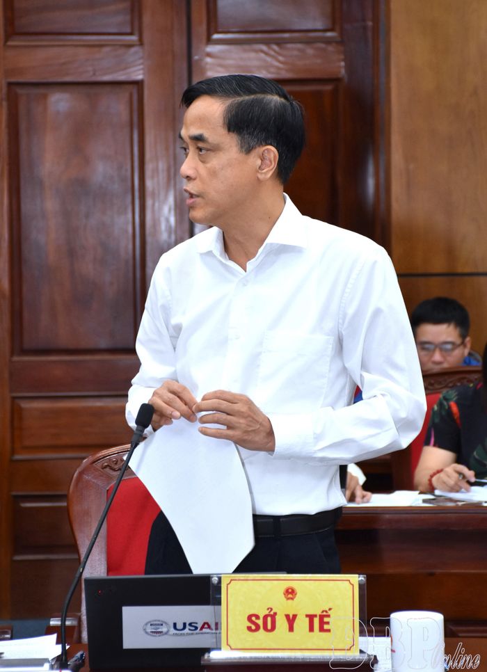 Lãnh đạo Sở Y tế tham gia ý kiến tại phiên họp.