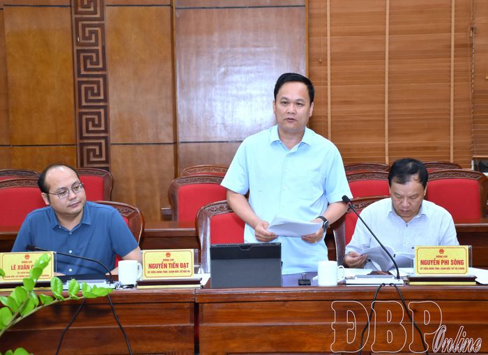 Lãnh đạo Sở Nội vụ phát biểu tại phiên họp.