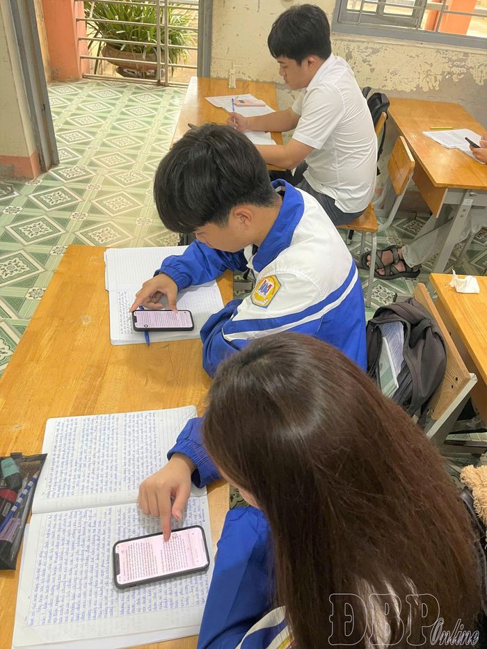  Học sinh Trường THPT Mường Ảng sử dụng điện thoại thông minh để ôn luyện, củng cố kiến thức theo hướng dẫn.