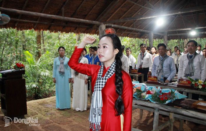 Quần chúng ưu tú thực hiện nghi thức tuyên thệ tại lễ kết nạp. Ảnh: Nga Sơn