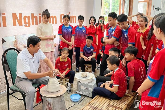 Gốm Biên Hòa là một trong những sản phẩm phát triển công nghiệp văn hóa. Trong ảnh: Các em học sinh trên địa bàn thành phố tìm hiểu về gốm Biên Hòa tại Bảo tàng Đồng Nai. Ảnh: CTV