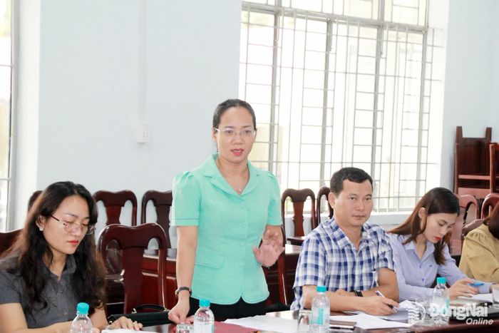 Thành viên đoàn giám sát trao đổi tại buổi làm việc. Ảnh: Nga Sơn