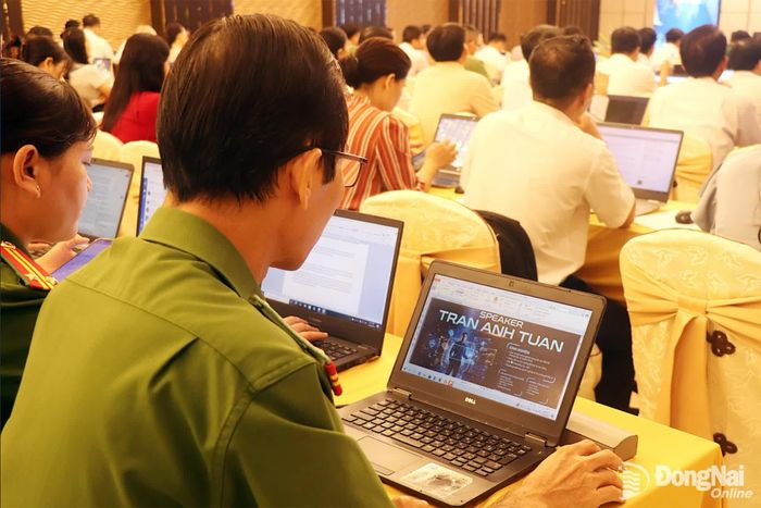 Các đại biểu thực hiện các thao tác về kỹ năng khai thác công nghệ phục vụ công tác truyền thông pháp luật tại buổi tập huấn. Ảnh: An Nhơn