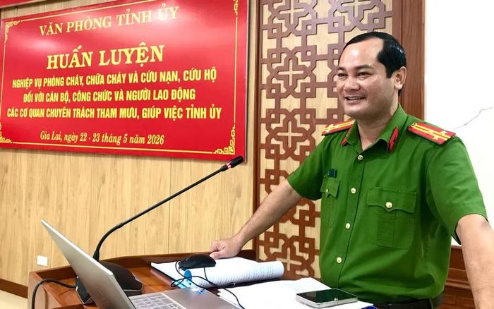  Thượng tá Lương Anh Sơn - Đội trưởng Đội công tác chữa cháy và CNCH, Phòng Cảnh sát PCCC và CNCH (Công an tỉnh Gia Lai) truyền đạt kiến thức tại khóa tập huấn. Ảnh: Đoàn Bình 