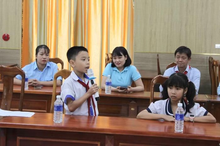 Các em học sinh tự tin nêu ý kiến, kiến nghị tại buổi đối thoại. Ảnh: Vũ Chi