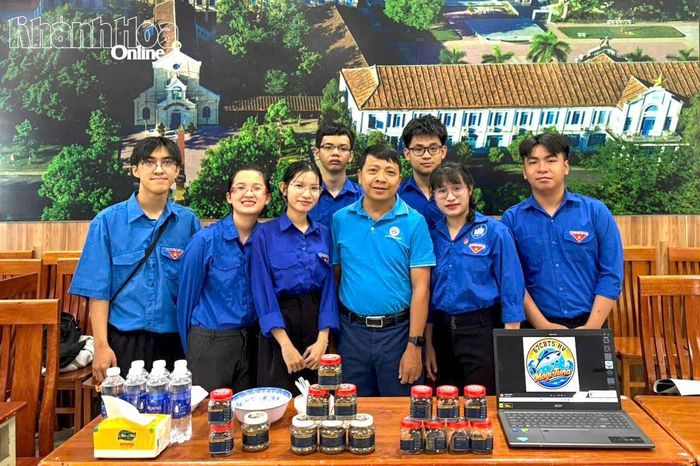 Nhóm sinh viên thực hiện sản phẩm Tunafitbar và muối cá chụp ảnh lưu niệm tại Hội thi “Phát triển sản phẩm từ nguyên liệu thủy sản” của Trường Đại học Nha Trang.