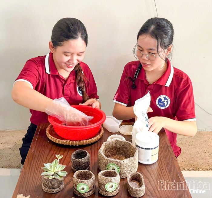 Sinh viên Trương Thị Kiều Vân (bên trái) cùng thành viên trong nhóm xử lý và trộn bã mía, bã cà phê để thực hiện sản phẩm.