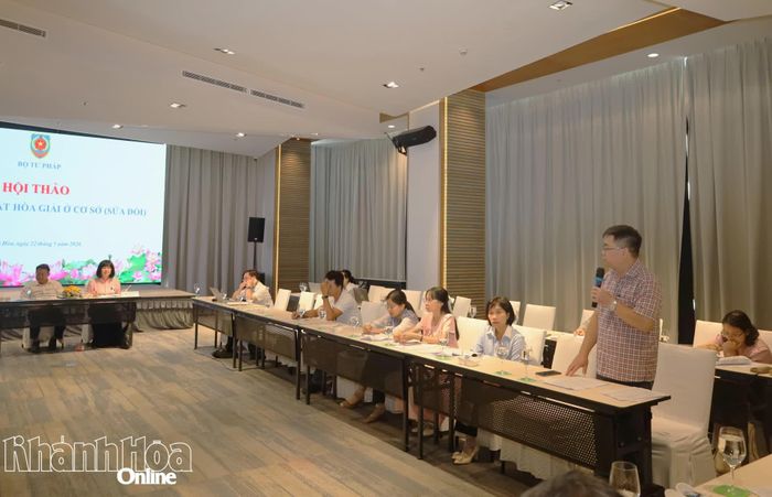 Đại biểu phát biểu góp ý tại hội thảo.