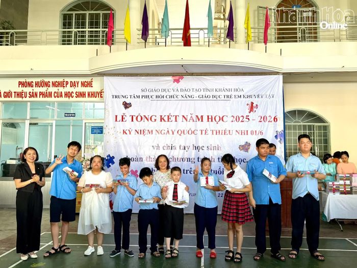 Các học sinh nhận giấy khen rèn luyện tốt trong rèn luyện kỹ năng.