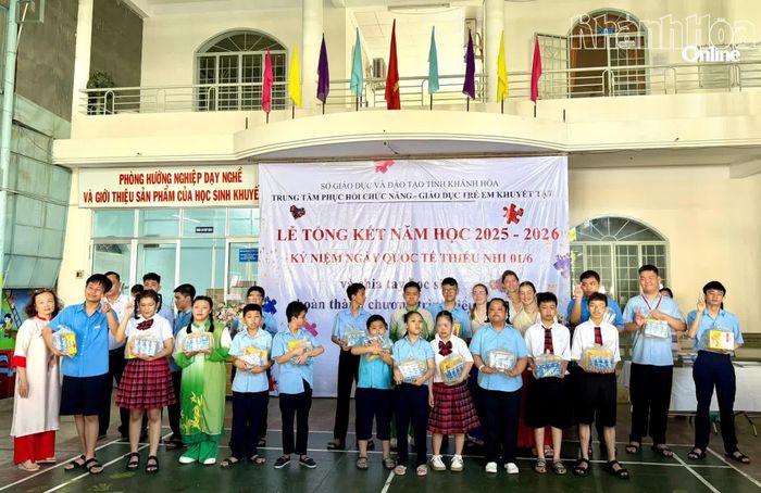 Đại diện nhà trường tặng quà cho học sinh nhân dịp Quốc tế thiếu nhi.
