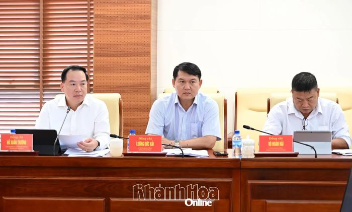 Đồng chí Hồ Xuân Trường và các đồng chí Phó Trưởng Ban Chỉ đạo tham dự hội nghị.