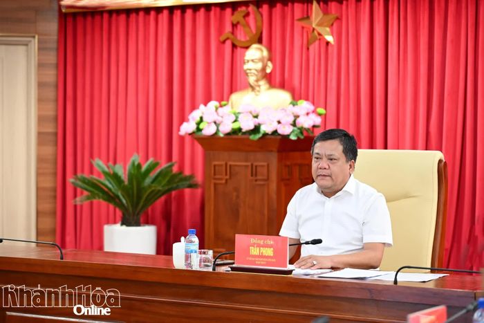 Đồng chí Trần Phong chủ trì hội nghị.