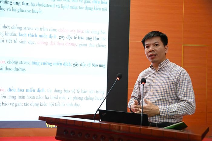 Tiến sĩ Phạm Quang Tuyến - Viện nghiên cứu Lâm Sinh, Viện khoa học Lâm nghiệp Việt Nam hướng dẫn dẫn kỹ thuật trồng và chăm sóc cây Sâm Lai Châu cho các học viên.