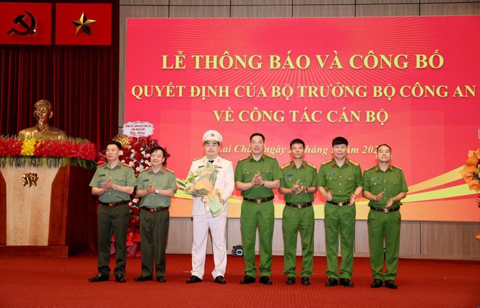 Ban Giám đốc Công an tỉnh tặng hoa chúc mừng Đại tá Bùi Quyết Toán - Tân Giám đốc Công an tỉnh Lai Châu. 