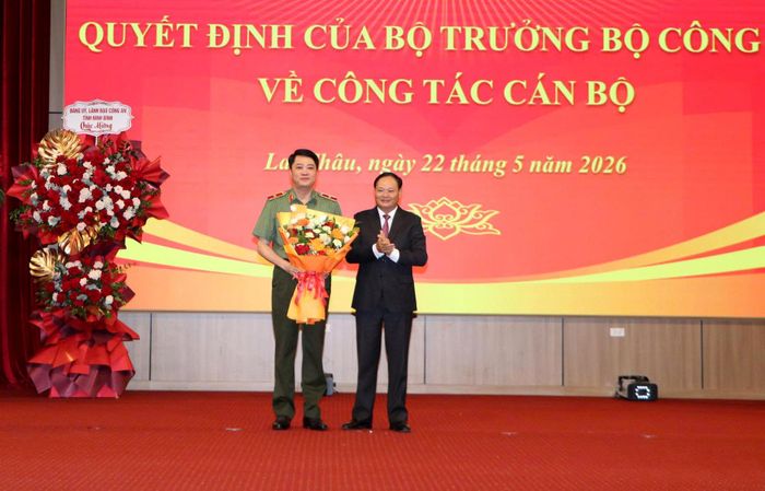 Đồng chí Lê Minh Ngân - Ủy viên Ban Chấp hành Trung ương Đảng, Bí thư Tỉnh ủy, Chủ tịch HĐND tỉnh tặng hoa chúc mừng Thiếu tướng Nguyễn Viết Giang - Tân Cục trưởng Cục Xây dựng Phong trào bảo vệ an ninh Tổ quốc.