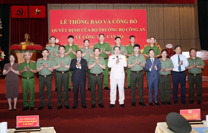 Lãnh đạo Bộ Công an cùng lãnh đạo tỉnh Lai Châu, Ban Giám đốc Công an tỉnh Ninh Bình và Lai Châu chụp ảnh lưu niệm. 
