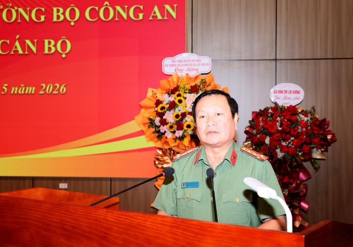 Đại diện Cục Tổ chức cán bộ (Bộ Công an) thông báo và công bố các quyết định về công tác cán bộ. 