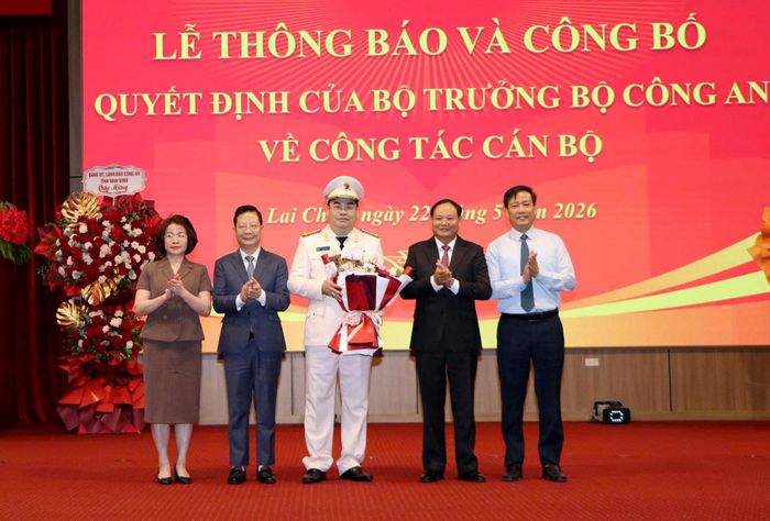 Bí thư Tỉnh ủy Lê Minh Ngân cùng các đồng chí Ủy viên Ban Thường vụ Tỉnh ủy Lai Châu tặng hoa chúc mừng đồng chí Tân Giám đốc Công an tỉnh Bùi Quyết Toán.